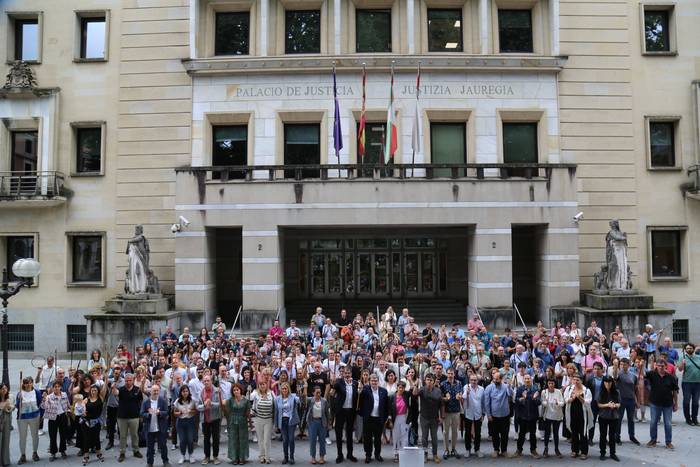Euskalgintzaren Kontseiluagaz bat egin dabe udal ordezkariek, Konstituzionalaren epaia salatzeko